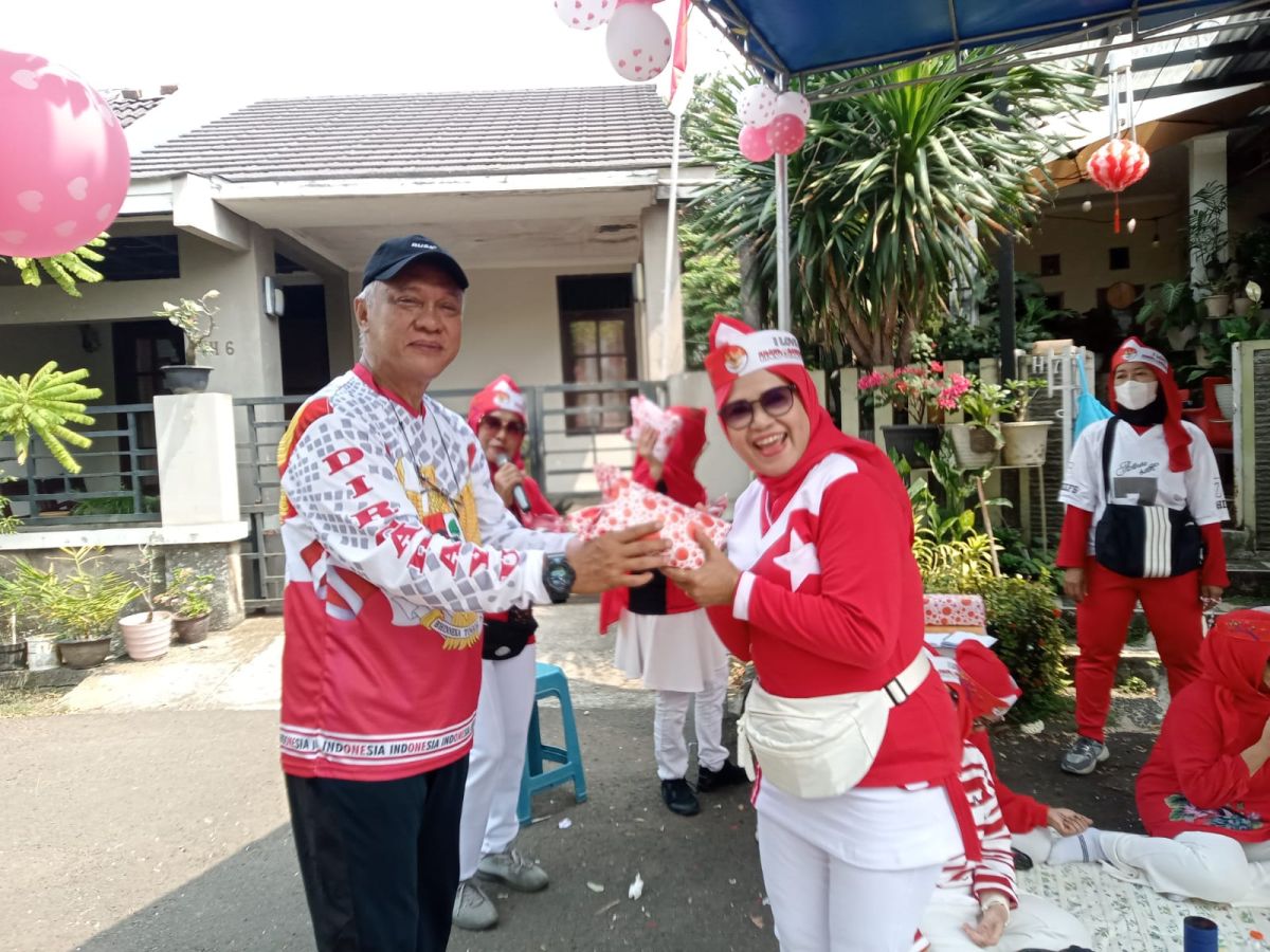 Semarak HUT RI ke-81, Grup Senam Ceria RW 07 Ciparigi Indah Gelar Mini Bazar dan mempererat Kebersamaan antar warga