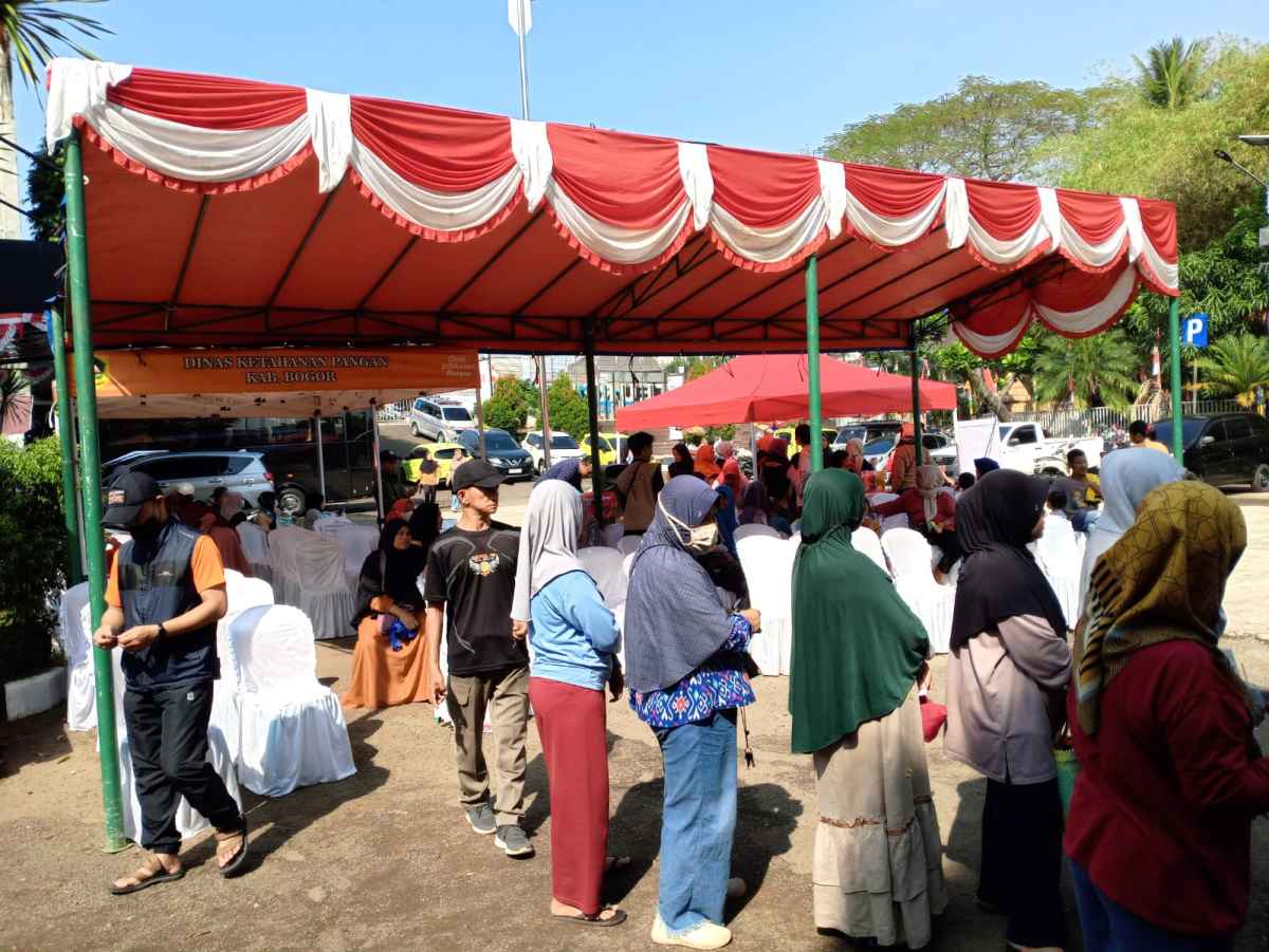 Bupati Bogor Rudy Susmanto Tunaikan Salat Jumat Bersama Masyarakat di Masjid Raya Nurul Wathon