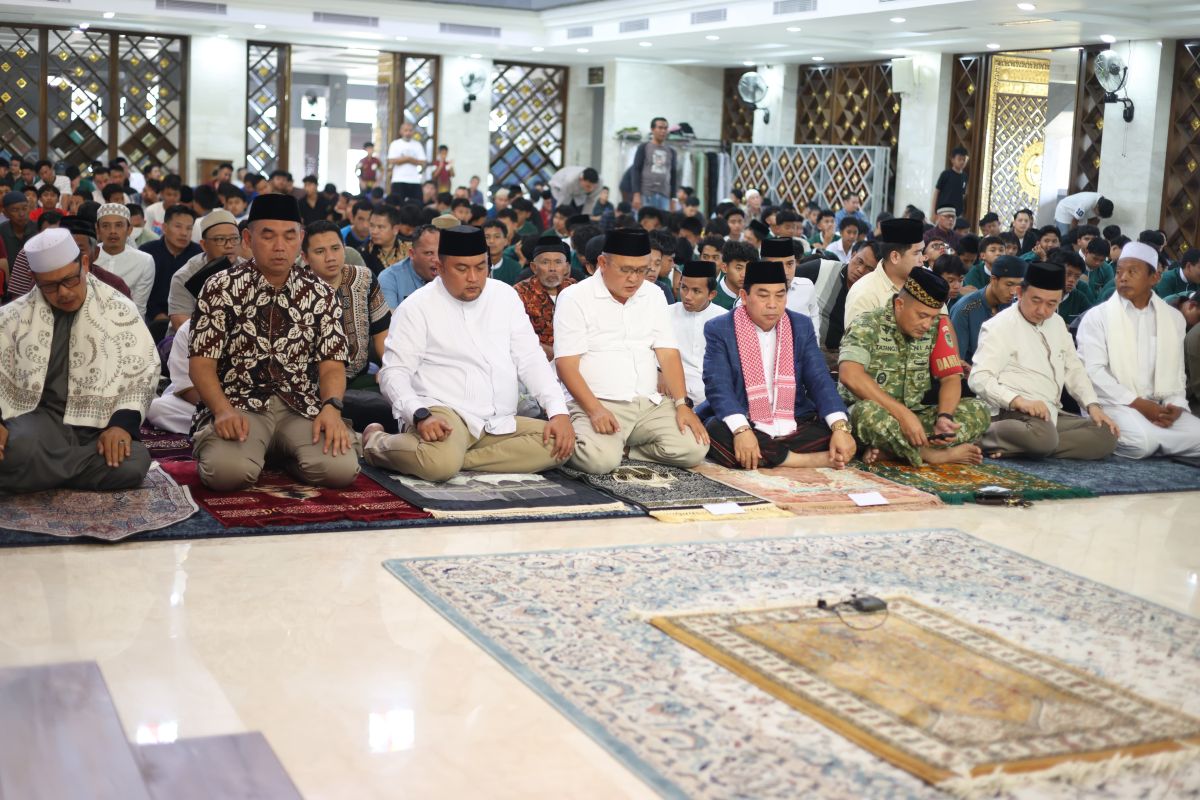 Bupati Bogor Rudy Susmanto Tunaikan Salat Jumat Bersama Masyarakat di Masjid Raya Nurul Wathon