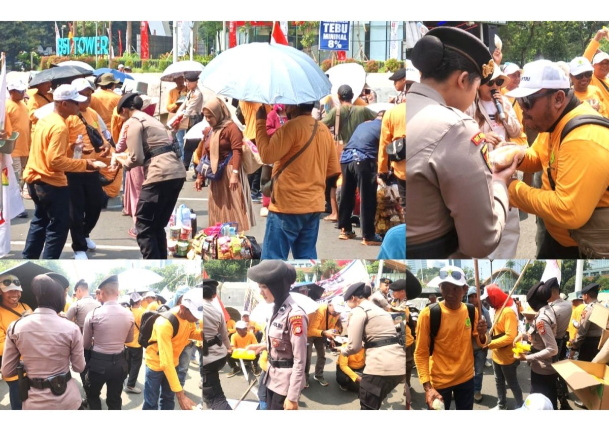 Bentuk Kepedulian Aksi Unjuk Rasa di Monas, Polisi Bagikan Roti dan Air Mineral ke- Massa Petani Tebu