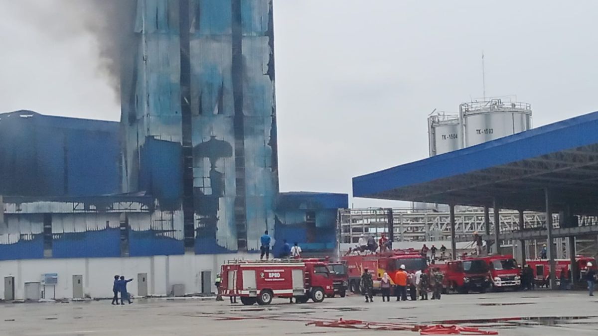 10 Unit Mobil Damkar Padamkan Amukan Api di Pabrik Sabu PT Evyap Indonesia Kawasan KEK Sei Mangke