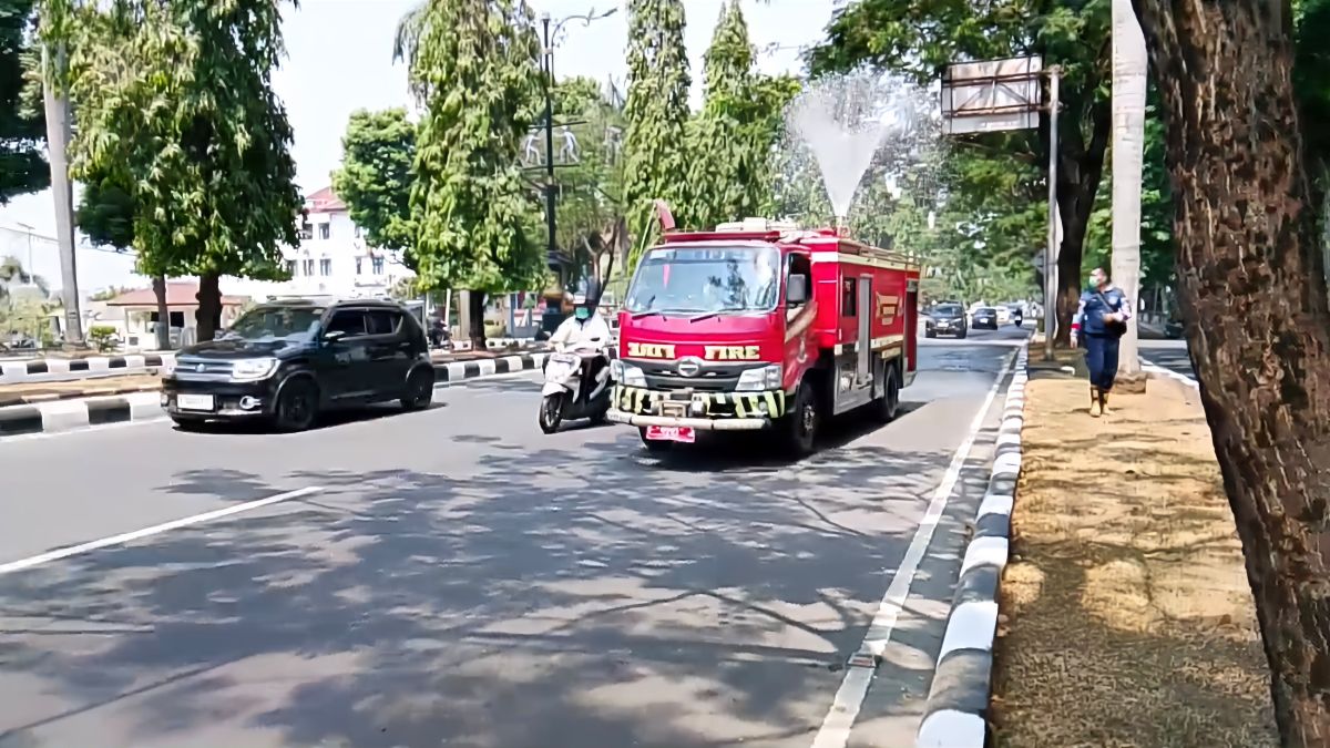 Damkar Kabupaten Bogor Serentak Semprot Jalan, Antisipasi Debu Vulkanik