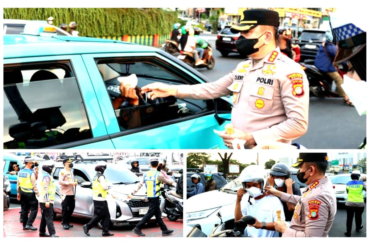 Antisipasi Abu Vulkanik Polrestro Depok Bagikan Masker