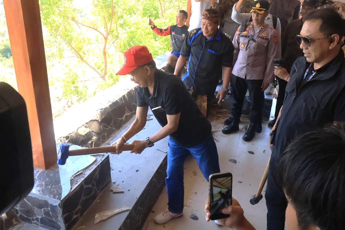 Gubernur Bali Pimpin Bongkar Vila di Areal Hutan Sosial