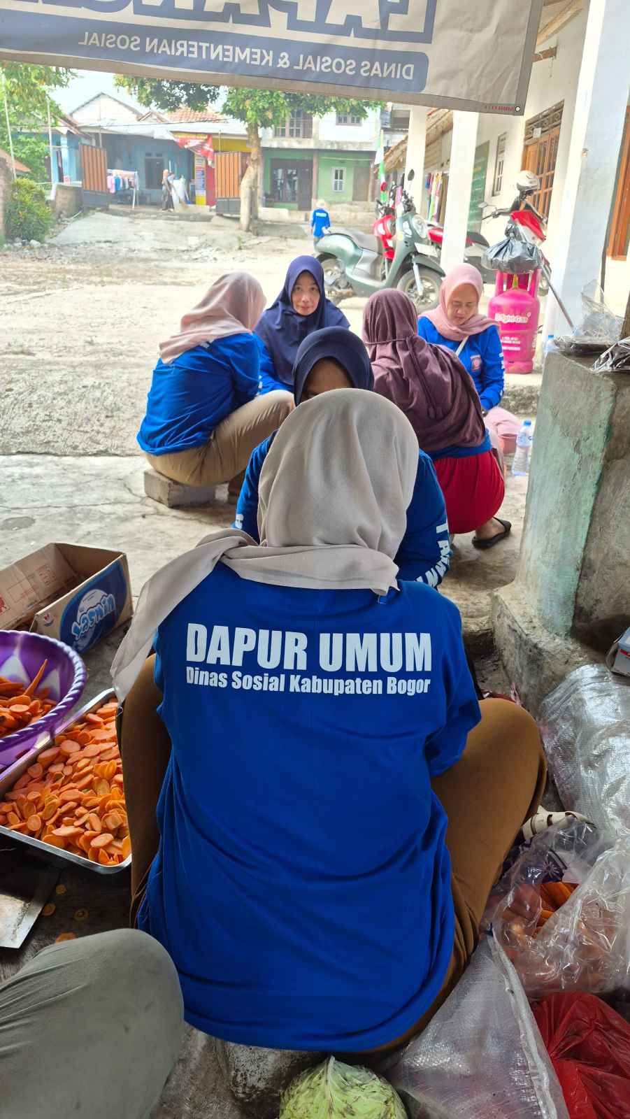 Pemkab Bogor Sediakan 4.000 Nasi Bungkus untuk Petugas dan Relawan Penanganan Kebakaran TPAS Galuga